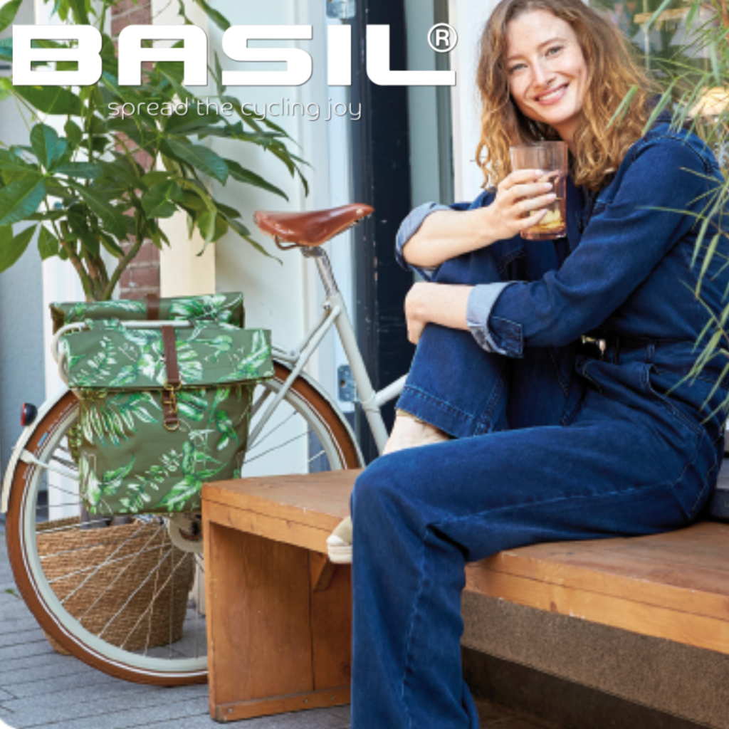 Basil is een Nederlands merk dat origineel begon met fietsmanden. Het is een heel leuk merk met mooie tassen met felle prints of mooie designs. Ze hebben ook nog steeds degelijke fietsmanden of stoere fietskratten.