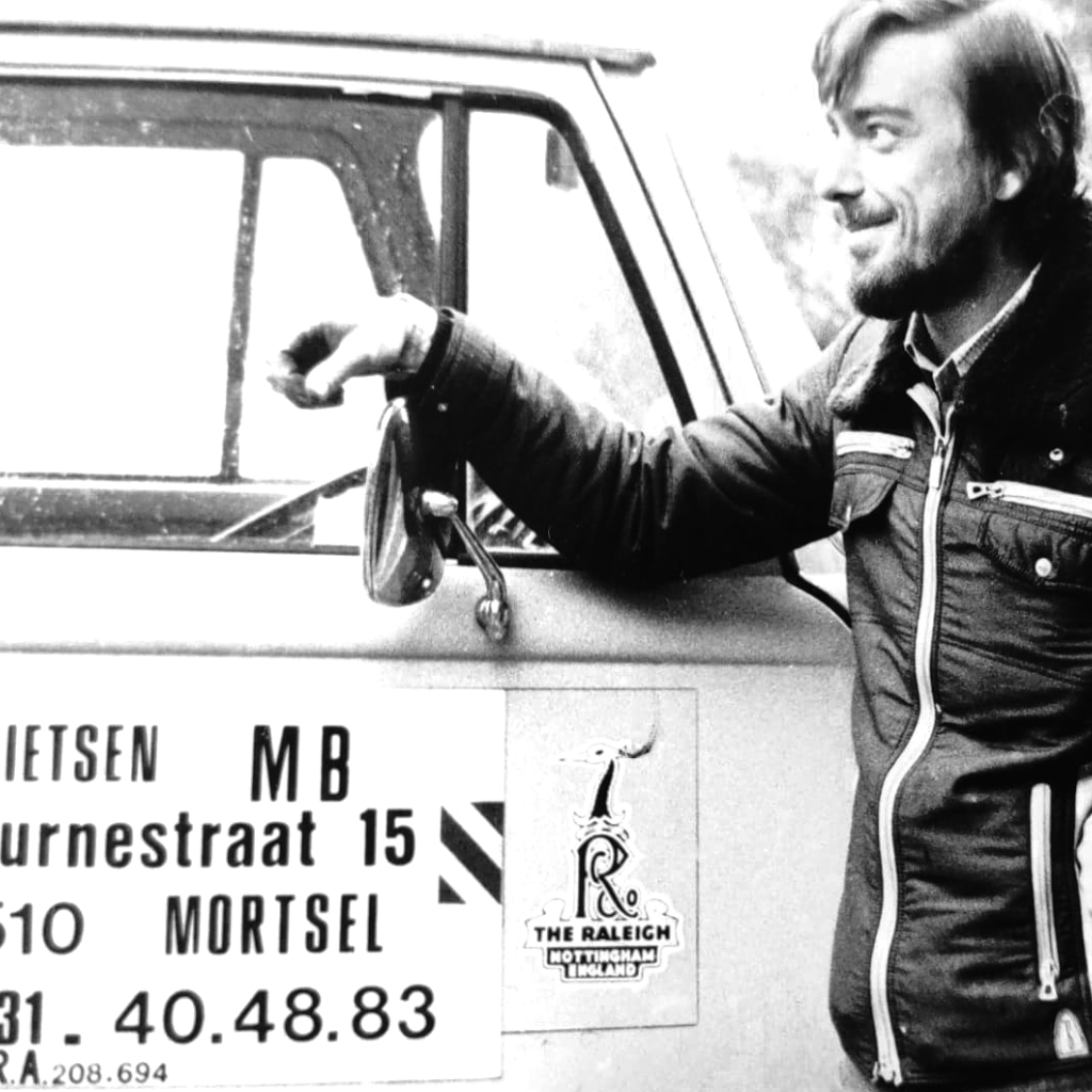 U ziet Mattheus Briers bij een bestelwagen staan van Fietsen MB in 1977. Op de bestelwagen staat vermeld dat Fietsen MB verdeler is van Raleigh en het adres Deurnestraat 15 2640 Mortsel