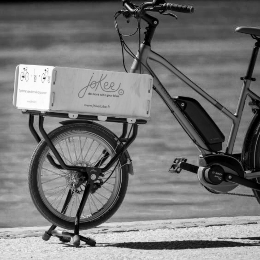 Joker maakt van je fiets een echte cargo fiets. Dit Franse merk heeft de oplossing gevonden om gemakkelijk van je fiets een cargo fiets te maken. Gewoon je vork vervangen door de Joker ‘cargo fiets’ vork en het is klaar. Je kan veilig je goederen vervoeren tot 45 kg met deze vork.